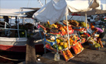 frutta nel porto di aegina