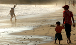 ragazzi in spiaggia a taghazout